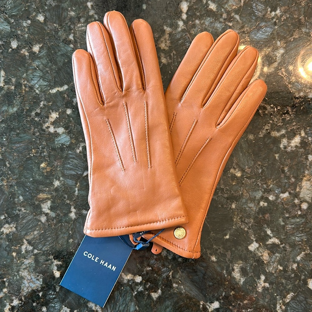 Brown leather Cole Haan women’s gloves. NWT